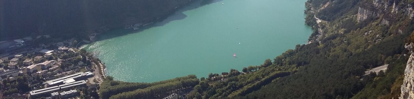 lycée et lac vue d'avion.jpg